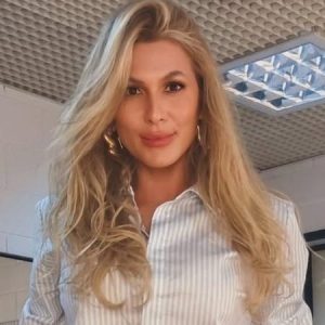 Lívia Andrade e Pedro Scooby negam relacionamento após serem vistos juntos em escola de samba