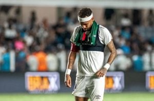 Neymar sofre lesão na coxa e pode desfalcar Santos na disputa da Copa Sul-Americana