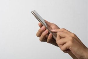 Mulher é vítima de agressão e roubo durante tentativa de venda de celular em Ipatinga