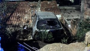 Carro invade residência e fica sobre o telhado após descer rua em alta velocidade em Sabará