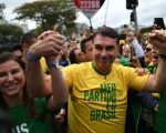 Defesa de Flávio Bolsonaro solicita transferência de inquérito do filme Dark Horse para relatoria de André Mendonça no STF