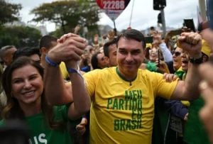 Defesa de Flávio Bolsonaro solicita transferência de inquérito do filme Dark Horse para relatoria de André Mendonça no STF