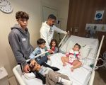 Letícia e Juliano Cazarré visitam filha no hospital após uma semana de internação