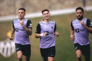 Atlético prioriza opções internas para substituir zagueiros lesionados e evita busca por reforço no mercado