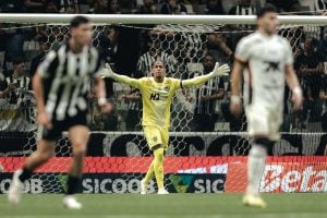 Goleiro Gabriel Delfim terá primeira sequência no Atlético devido à lesão de Everson