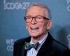Estilista Bob Mackie, responsável por figurinos icônicos de Cher e Tina Turner, falece aos 87 anos