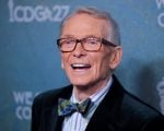 Estilista Bob Mackie, responsável por figurinos icônicos de Cher e Tina Turner, falece aos 87 anos