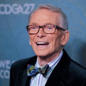 Estilista Bob Mackie, respons&aacute;vel por figurinos ic&ocirc;nicos de Cher e Tina Turner, falece aos 87 anos