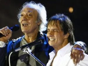 Roberto Carlos teria oferecido apoio financeiro à viúva de Erasmo Carlos durante disputa judicial