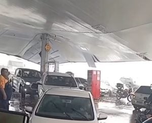 Cobertura de posto de gasolina desaba em Varginha após forte chuva de granizo; ninguém ficou ferido