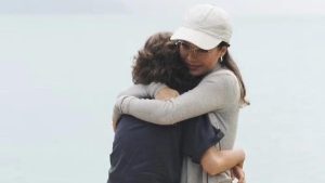 Sandy revela os desafios de proteger a privacidade de seu filho e a importância de recusar propostas profissionais