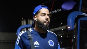 Cruzeiro enfrenta Athletico Paranaense com seis jogadores pendurados por cartões amarelos