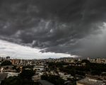 Frente fria associada a ciclone extratropical deve provocar queda de temperaturas e tempestades em Minas Gerais a partir de domingo