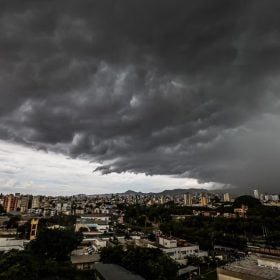 Frente fria associada a ciclone extratropical deve provocar queda de temperaturas e tempestades em Minas Gerais a partir de domingo