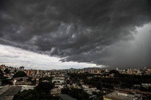 Frente fria associada a ciclone extratropical deve provocar queda de temperaturas e tempestades em Minas Gerais a partir de domingo