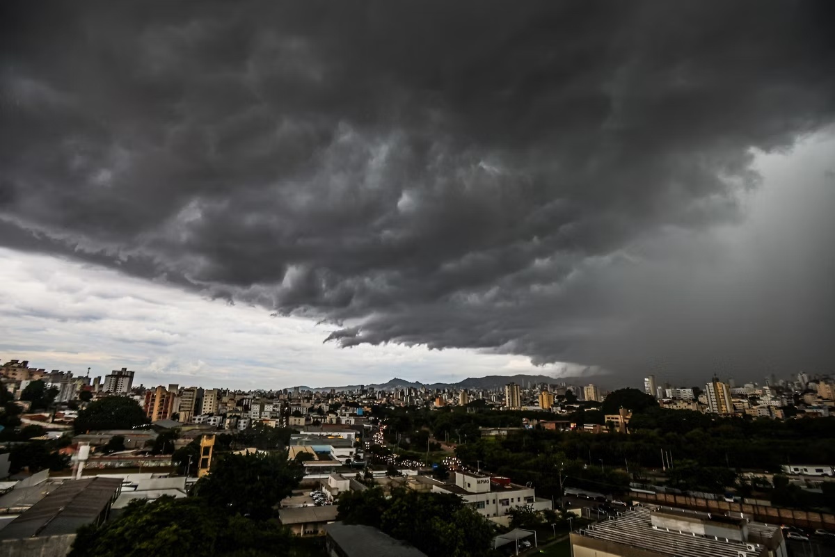 Frente fria associada a ciclone extratropical deve provocar queda de temperaturas e tempestades em Minas Gerais a partir de domingo