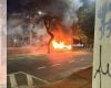 Carro colide com árvore, pega fogo e é abandonado na rua em Uberlândia