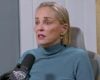 Sharon Stone denuncia venda não autorizada de roupas íntimas usadas em produção de TV e reforça necessidade de controle contratual