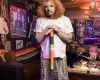 Comediante Carrot Top está consciente e respira sem auxílio de aparelhos, confirma representante