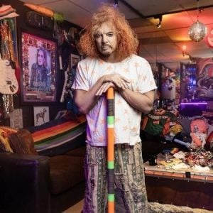 Comediante Carrot Top está consciente e respira sem auxílio de aparelhos, confirma representante