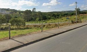 Homem é encontrado amarrado a cerca de arame após solicitar socorro em área de mata em Minas Gerais