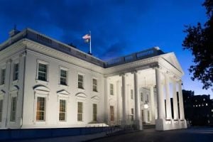 Justiça dos EUA apoia decisão de Trump de restringir acesso de jornalistas à Casa Branca