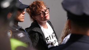 Famosos, incluindo Susan Sarandon, são detidos em protesto contra visita de Netanyahu à ONU