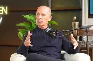 Clubes da Premier League solicitam investigação sobre declarações de ex-árbitro Mike Dean
