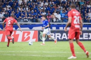 Cruzeiro e Athletico-PR se enfrentam em jogo com histórico de vitórias equilibrado