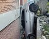 Idoso fica preso em carro após acidente em escola de Vespasiano, na Grande Belo Horizonte