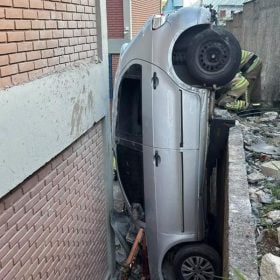 Idoso fica preso em carro ap&oacute;s acidente em escola de Vespasiano, na Grande Belo Horizonte