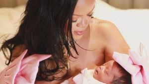 Rihanna divulga fotos inéditas da filha caçula em comemoração ao primeiro aniversário