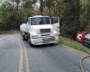 Caminhão-tanque tombou na BR-354, causando vazamento de combustível e interditando a via na região de Pouso Alto