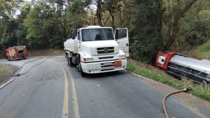 Caminhão-tanque tombou na BR-354, causando vazamento de combustível e interditando a via na região de Pouso Alto