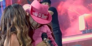 Criança invade palco durante show de Simone Mendes, provoca queda da cantora e gera repercussão nas redes sociais
