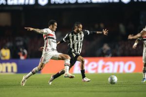 Atl&eacute;tico tem invencibilidade encerrada ap&oacute;s derrota para o S&atilde;o Paulo em jogo marcado por desfalques e r&aacute;pida virada