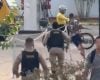 Adolescente com mãos algemadas tenta fugir de abordagem policial em Belo Horizonte e é capturado após perseguição
