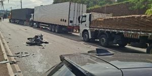 Acidente na Via Expressa, em Contagem, resulta em quatro feridos, incluindo motociclista arremessado sob carreta