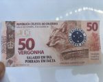 Torcedores do Cruzeiro distribuem notas falsas com ameaças ao elenco durante jogo contra o Athletico-PR