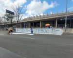Torcedores protestam contra o Cruzeiro na chegada ao Mineirão antes do jogo contra o Athletico-PR