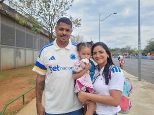 Torcida do Cruzeiro manifesta frustração antes de confronto contra o Athletico-PR no Mineirão