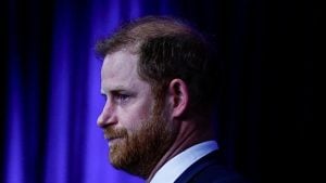 Filhos do príncipe Harry são perseguidos por paparazzi enquanto frequentam escola no interior da Inglaterra