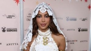 Anitta revela que empresária a pressionou a alterar sua aparência no início da carreira para alcançar o sucesso