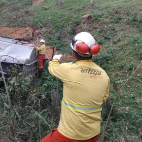 Caminh&atilde;o-tanque com 8 mil litros de combust&iacute;vel tombou na BR-354, causando vazamento de etanol em MG