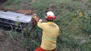 Caminhão-tanque com 8 mil litros de combustível tombou na BR-354, causando vazamento de etanol em MG