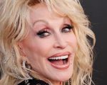 Sobrinha de Dolly Parton explica motivos pelos quais cantora manteve diagnóstico de câncer em sigilo
