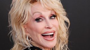 Sobrinha de Dolly Parton explica motivos pelos quais cantora manteve diagnóstico de câncer em sigilo