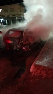 Corpo de Bombeiros combate incêndio em veículo em Lagoa da Prata