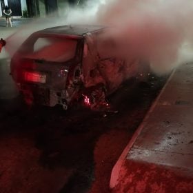 Corpo de Bombeiros combate incêndio em veículo em Lagoa da Prata