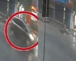 V&iacute;deo: Motorista foge ap&oacute;s atropelar motociclista na rua Goi&aacute;s, em Divin&oacute;polis